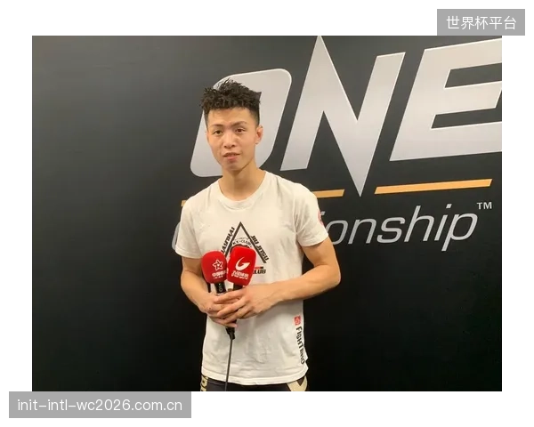 飞翼队利用快速的攻防转换冲击对手,比赛回合数居高不下。 飞翼队利用快速的攻防转换冲击对手,比赛回合数居高不下。